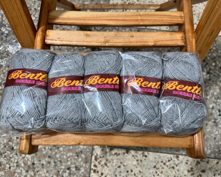 Bally/Bentley Acrylic Yarn balls 5x 4ply double knit